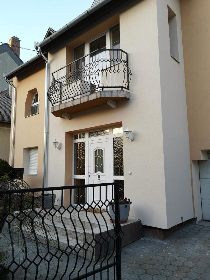 Hotello Apartmanhaz Es Panzio 佐洛埃格塞格 外观 照片